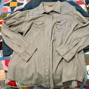 Women’s wrangler pearl snap long sleeve shirt